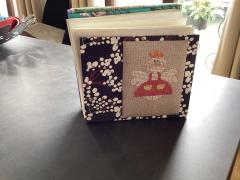 Accessoire de table en tissu brodé – rangement élégant pour serviettes / Geborduurd tafelaccessoire – stijlvolle opberger voor servetten / Embroidered table accessory – stylish napkin holder