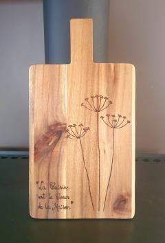 Planche en bois pyrogravée à la main – cadeau unique et authentique pour apéro ou cuisine / Houten serveerplank met handgravure – origineel en authentiek cadeau / Hand-burnt wooden board – original and authentic gift for food lovers