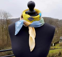 Foulard en soie twill peint à la main, ourlé main – accessoire mode élégant et unique, cadeau raffiné / Handbeschilderde zijden sjaal in twill, met de hand gezoomd – elegant en uniek modeaccessoire, verfijnd geschenk / Hand-painted silk twill scarf with hand-rolled hem – elegant and unique fashion accessory, refined gift