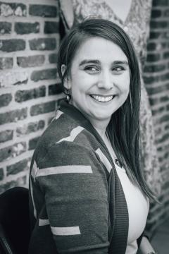 Sophie Fastré créatrice belge Atelier Sofifa portrait artisan indépendante fabrication textile locale expertise couture made in Belgium disponible sur Wimzzi.com / Sophie Fastré Belgische ontwerpster Atelier Sofifa lokaal vakmanschap / Sophie Fastré Belgian independent designer Atelier Sofifa