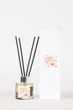 Diffuseur à bâtonnets parfum ambre fougère – ambiance élégante et naturelle / Geurstokjes amber-varen – natuurlijke en elegante sfeer / Amber fern reed diffuser – warm, elegant and natural