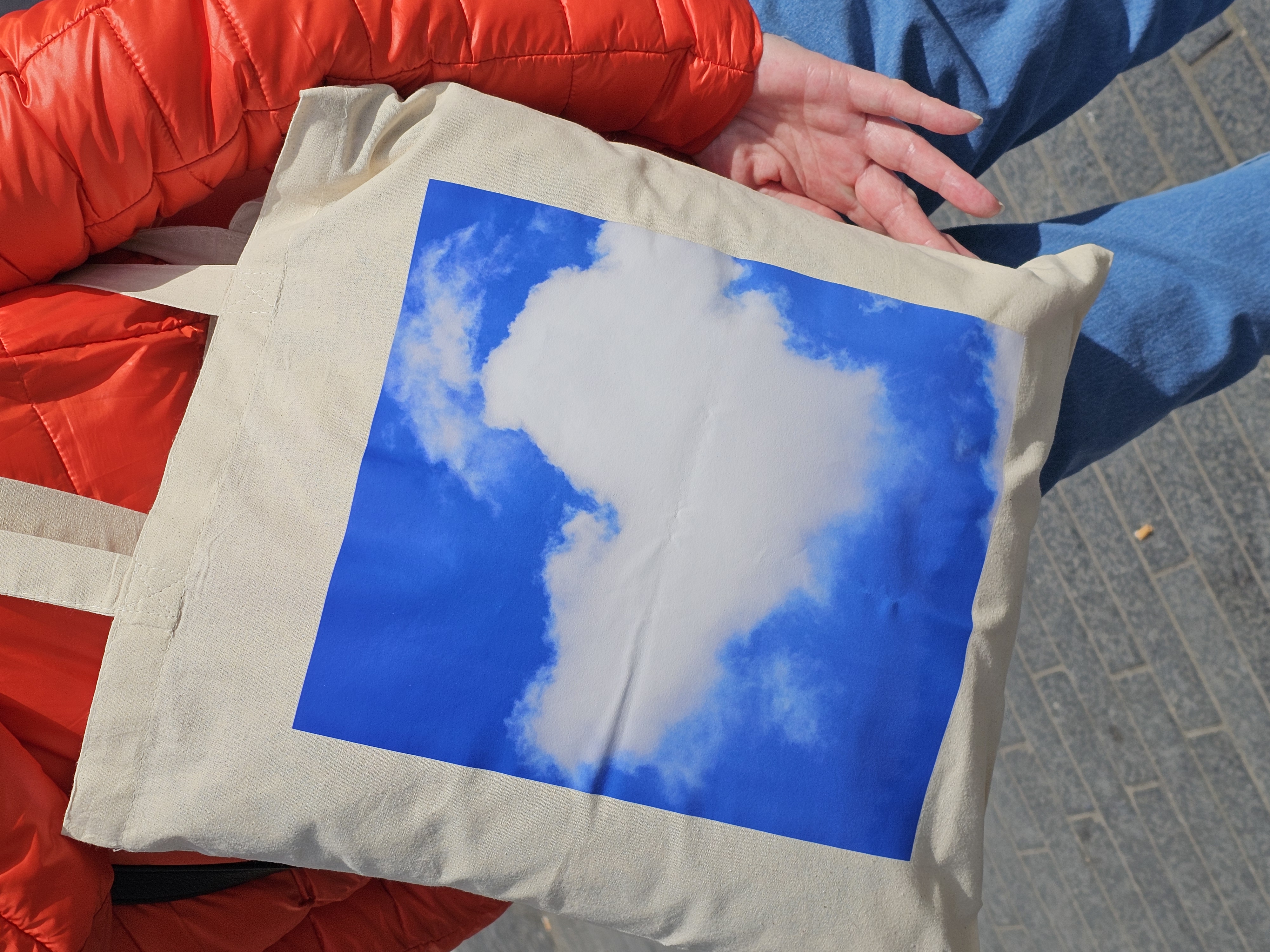 Tote bag 100% coton motif nuage en forme de cœur, création originale d’après photo, anses solides, format pratique / 100% katoenen totebag met wolk in hartvorm, uniek ontwerp naar foto, stevige hengsels, praktisch formaat / 100% cotton tote bag with heart-shaped cloud photo design, unique creation, sturdy handles, practical size