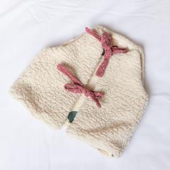 Blouson de berger bébé 12-18 mois en laine naturelle – confection artisanale douce et chaude / Baby herdersjas 12-18 maanden in natuurlijke wol – zacht en warm handgemaakt / Baby shepherd jacket 12-18 months in natural wool – soft and warm handmade