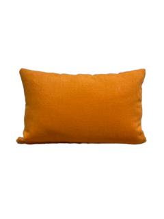 Coussin rectangulaire orange vif – design épuré et artisanal belge / Rechthoekig feloranje kussen – strak en ambachtelijk Belgisch ontwerp / Bright orange rectangular cushion – minimalist and Belgian handmade design