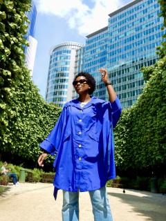 Photo de l'article The Cape Town Bleu Royal – Cape de pluie élégante & vibrante, allure majestueuse