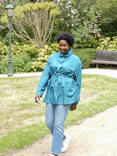 Photo de l'article Bise Bleu Océan – Trench imperméable mi-cuisse & ceinture ajustée, souffle marin