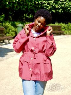 Photo de l'article Bise Cherry – Trench imperméable mi-cuisse & ceinture ajustée, touche gourmande