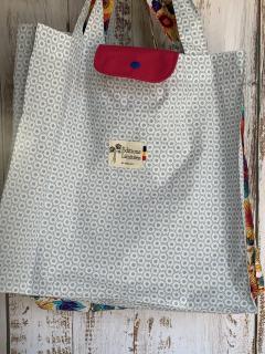 Photo de l'article Sac à courses pliable – Motif géométrique bleu ciel & blanc, léger et réutilisable