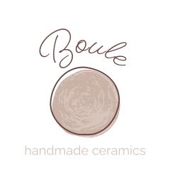 Logo Boule, atelier de céramique artisanale à Bruxelles. Créations uniques en grès, faites à la main avec douceur et authenticité. Logo van Boule – Belgisch handgemaakte keramiek uit Brussel, authentiek en ambachtelijk. Boule logo – Belgian handmade ceramics from Brussels, poetic and authentic craftsmanship.