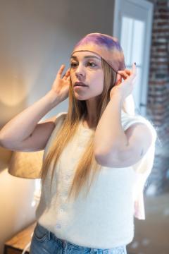 Foulard en soie peint main – écharpe féminine élégante, mode durable, soie naturelle, pièce unique belge / Handgeschilderde zijden sjaal – elegante damesmode, duurzame stijl, natuurlijke zijde, uniek Belgisch stuk / Hand-painted silk scarf – elegant women’s fashion, sustainable style, natural silk, unique Belgian piece