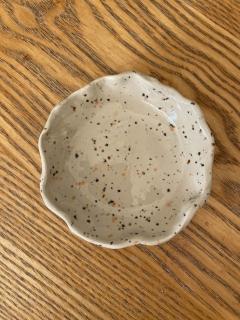 Petite assiette à bijoux vanille en céramique ondulée artisanale – pièce unique / Klein sieradenschaaltje vanille in golvende keramiek – uniek handgemaakt stuk / Small vanilla jewellery dish in wavy ceramic – unique handmade piece