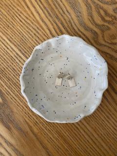 Photo de l'article Coupelle à bijoux cotton faite main – Céramique ondulée aux touches jaune, orange et bleu