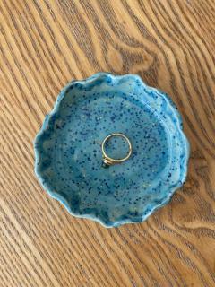 Photo de l'article Coupelle à bijoux jade – Céramique ondulée aux éclats jaune, orange et bleu