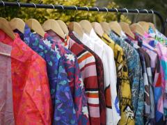 Kimono en soie fluide cousu à Namur – création artisanale colorée et légère / Kimono van soepele zijde, genaaid in Namen – kleurrijke en lichte creatie / Flowing silk kimono sewn in Namur – colorful and lightweight design