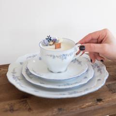 Bougie parfumée coulée dans un service en porcelaine – 4 pièces délicates et fleuries / Geurkaars gegoten in een porseleinen servies – 4 delicate en bloemrijke stukken / Scented candle poured in porcelain tea set – 4 delicate floral pieces