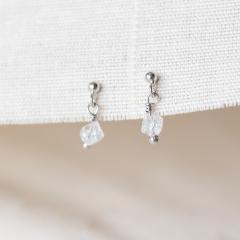 Photo de l'article Boucles d’oreilles Flo en argent rhodié et mini cube de cristal de roche craquelé