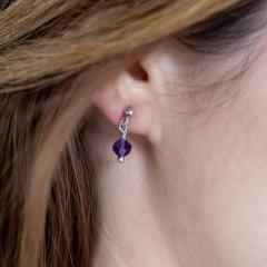 Photo de l'article Boucles d’oreilles Flo en argent rhodié et mini cube d’améthyste