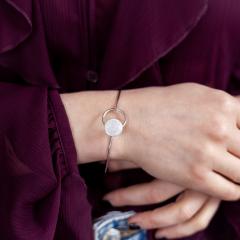 Bracelet rigide Lili en argent rhodié – bijou minimaliste élégant / Lili armband in gerhodineerd zilver – elegante minimalistische stijl / Lili bangle in rhodium-plated silver – elegant minimalist style