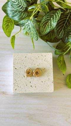 Boucles d’oreilles MIYU pêche dorées avec fleur brillante, bijou artisanal made in Belgium, créateur belge élégant, accessoire féminin raffiné pour mariage, cérémonie ou cadeau chic / MIYU oorbellen perzik goudkleurig met glanzende bloem, handgemaakt Belgisch designerjuweel, elegante damesaccessoire voor feest of cadeau / MIYU peach MIYU gold-plated earrings with sparkling flower, handmade Belgian designer jewelry, elegant feminine accessory for wedding or gift