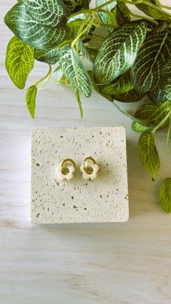 Photo de l'article Beige clair – Boucles d’oreilles MIYU dorées et fleur brillante