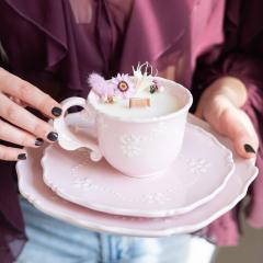 Bougie parfumée artisanale coulée dans un ensemble rose 3 pièces en faïence chiné – création belge raffinée / Ambachtelijke geurkaars gegoten in een roze faience set van 3 stuks – verfijnde Belgische creatie / Handmade scented candle poured in pink 3-piece faience set – refined Belgian craft Mum's Candles