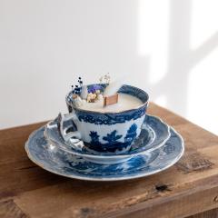 Bougie artisanale coulée dans un ensemble 3 pièces en porcelaine bleue et blanche – création élégante belge / Ambachtelijke kaars gegoten in een blauw-wit porseleinen set van 3 stuks – elegante Belgische creatie / Handmade candle poured in blue and white porcelain 3-piece set – elegant Belgian craft Mum's Candles