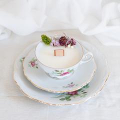 Bougie artisanale dans ensemble 3 pièces en porcelaine ancienne – tasse, soucoupe et assiette décoratives / Ambachtelijke kaars in 3-delige set van oud porselein – tas, schotel en bord decoratief / Handmade candle in vintage porcelain 3-piece set – decorative cup, saucer and plate Mum's Candles