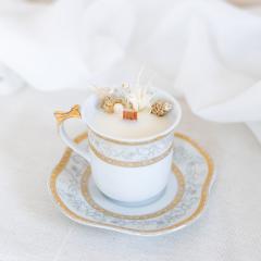 Bougie artisanale coulée dans une tasse et soucoupe en porcelaine 2 pièces – création belge raffinée / Ambachtelijke kaars gegoten in een 2-delige set van porseleinen tas en schotel – verfijnde Belgische creatie / Handmade candle in porcelain cup and saucer 2-piece set – refined Belgian craft Mum's Candles