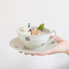 Bougie artisanale coulée dans un ensemble 2 pièces en porcelaine – tasse raffinée et soucoupe élégante / Ambachtelijke kaars gegoten in een 2-delige set van porselein – verfijnde tas en schotel / Handmade candle poured in 2-piece porcelain set – refined cup and elegant saucer Mum's Candles