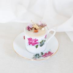 Bougie artisanale coulée dans une tasse en porcelaine fleurie – création durable et parfumée, cadeau artisanal unique / Handgemaakte kaars gegoten in een porseleinen kopje met bloemen – duurzame en originele creatie / Handmade candle poured into floral porcelain cup – eco-friendly artisanal gift idea Mums Candle