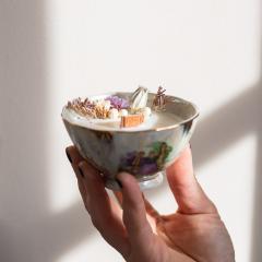 Bougie coulée à la main dans un bol en porcelaine décoratif – création artisanale écologique et raffinée / Handgemaakte kaars in porseleinen kom – duurzame en unieke decoratie / Handmade candle in porcelain bowl – eco-friendly artisanal piece for home decor Mums Candle