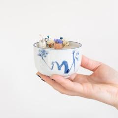 Bougie artisanale coulée dans un petit bol en porcelaine bleue – création durable et unique pour décoration intérieure / Handgemaakte kaars in blauw porseleinen kommetje – duurzame decoratie / Handmade candle in blue porcelain bowl – unique eco-friendly home decor piece Mums Candle