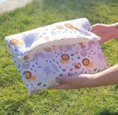 Tapis à langer nomade pliable fait main en Belgique – accessoire bébé pratique, confortable et artisanal / Opvouwbare luiertas handgemaakt in België – praktisch en comfortabel baby accessoire / Foldable baby changing mat handmade in Belgium – practical, comfy and eco-friendly