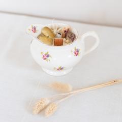 Bougie artisanale coulée dans un pot à lait en porcelaine vintage – pièce déco unique / Ambachtelijke kaars in vintage porseleinen melkkannetje – uniek decoratief stuk / Handmade candle poured in vintage porcelain milk jug – unique decorative piece Mums Candle