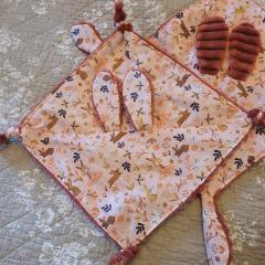 Doudou lapin fleuri artisanal – compagnon bébé doux et réconfortant, fait main en Belgique / Handgemaakt bloemen konijn knuffel – zacht en troostend babyvriendje uit België / Handmade floral bunny comforter – soft and soothing baby companion from Belgium