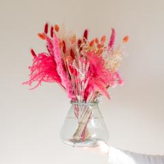 Petit bouquet artisanal Fluffy Love, fleurs séchées roses et jaunes, décoration colorée pour offrir ou embellir la maison / Klein handgemaakt Fluffy Love boeket, roze en gele droogbloemen, kleurrijke decoratie om te geven of thuis te zetten / Small handmade Fluffy Love bouquet, pink and yellow dried flowers, colorful gift or home décor