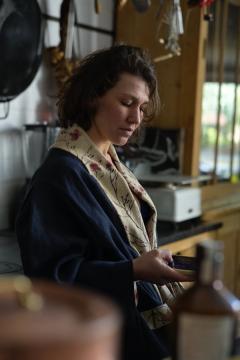 Peignoir d’intérieur femme – Confort artisanal, style élégant et intemporel / Dames kamerjas – Ambachtelijk comfort, elegante tijdloze stijl / Women’s loungewear robe – Artisan comfort, elegant timeless style