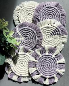 Sous-verres en macramé parme – Lot artisanal pour table élégante et originale / Gehaakte onderzetters paars – Handgemaakt setje voor een stijlvolle en originele tafel / Purple macrame coasters – Handmade set for a stylish and original table