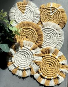 Sous-verres en macramé jaune – Lot artisanal pour embellir la table, déco bohème et chaleureuse / Gehaakte onderzetters geel – Handgemaakt setje voor een gezellige tafel, bohemian decoratie / Yellow macrame coasters – Handmade set for a warm boho table decoration