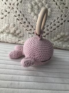 Hochet bébé baleine rose poudré – Jouet crocheté à la main, cadeau naissance artisanal, coton doux / Baby walvis rammelaar roze – Met de hand gehaakt, ambachtelijk kraamcadeau, zacht katoen / Baby whale rattle pink – Hand-crocheted, handmade baby gift, soft cotton