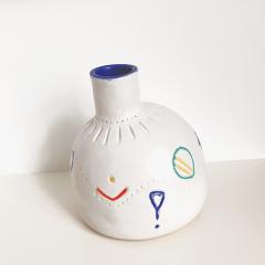 Vase décoratif en céramique – Blanc satiné avec touches colorées, pièce unique faite main / Decoratieve keramieken vaas – Satijnwit met kleurrijke accenten, uniek handgemaakt stuk / Decorative ceramic vase – Satin white with colorful accents, unique handmade piece