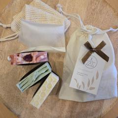 Pack Family zéro déchet Cap des Tentes – coffret artisanal avec savons naturels & accessoires réutilisables, idéal cadeau écologique pour toute la famille / Pack Family zero waste Cap des Tentes – ambachtelijke set met natuurlijke zepen & herbruikbare accessoires, ideaal ecologisch geschenk / Cap des Tentes Family Pack – zero waste gift set with natural soaps & reusable accessories, eco-friendly care for the whole family