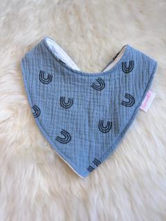 Photo de l'article Bavoir bandana arc-en-ciel – coton bio & broderie fine