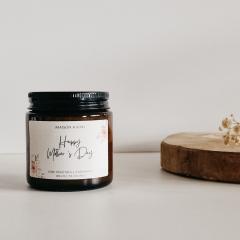 Bougie "Happy Mother’s Day" parfum pomme d’amour, édition spéciale 25h / Geurkaars "Happy Mother’s Day" appel-suikergoed, speciale editie 25u / "Happy Mother’s Day" scented candle candy apple, special edition 25h