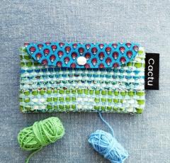 Pochette tissée Garden – Création artisanale en tissus recyclés, style rétro printanier, CACTU / Geweven Garden etui – Ambachtelijk van gerecycleerde stoffen, retro lentestijl, CACTU / Garden woven pouch – Handmade from recycled fabrics, retro spring style, CACTU