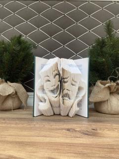 Livre sculpté décoratif “Les visages du théâtre”, art plié fait main, pièce unique / Decoratief gevouwen boek “Gezichten van het theater”, handgemaakt kunstwerk, uniek stuk / Decorative folded book “Faces of the Theatre”, handmade art piece, unique creation