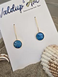 Boucles pendantes bleues avec attaches dorées, bijou artisanal élégant et tendance / Blauwe hangoorbellen met gouden sluiting, elegante en trendy handgemaakte sieraden / Blue drop earrings with gold fastening, elegant and trendy handmade jewellery