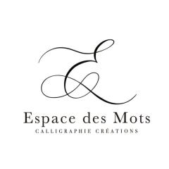Logo élégant Espace des Mots – Calligraphy & Créations, atelier belge de calligraphie de luxe. Spécialisé dans les faire-parts haut de gamme, la papeterie d’exception et les performances artistiques live. Symbole d’un savoir-faire artisanal alliant émotion, raffinement et excellence graphique. Luxury calligraphy logo Belgium – elegant handwritten art for events, weddings & brands.