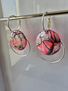 Boucles pendantes roses avec anneaux dorés, bijou artisanal lumineux et chic / Roze hangoorbellen met gouden ringen, heldere en chique handgemaakte creatie / Pink drop earrings with gold hoops, bright and chic handmade creation