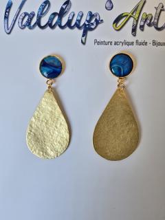 Boucles pendantes feuilles dorées avec clous bleus, bijou artisanal raffiné / Gouden blad hangoorbellen met blauwe studs, verfijnd handgemaakt juweel / Gold leaf drop earrings with blue studs, refined handmade jewellery
